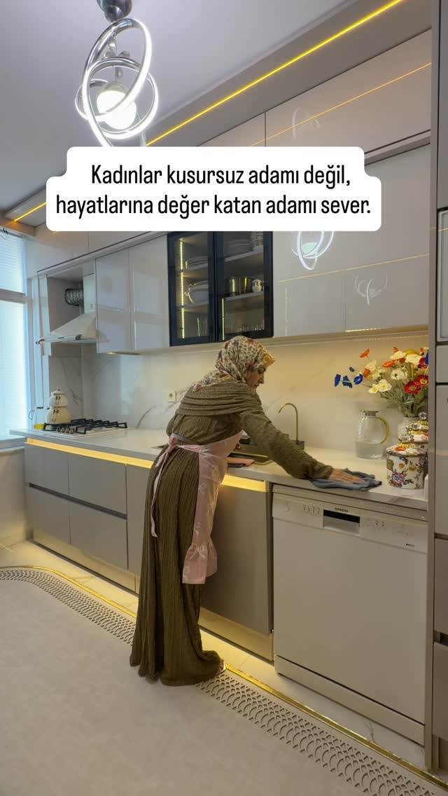 Hayat bazen büyük sürprizlerle değil, küçük ama anlamlı davranışlarla güzelleşiyor. Bir fincan çay, yorgun bir günde edilen güzel bir söz, zor zamanlarda hissedilen destek… İşte gerçek sevgi tam da bunlarda saklı. 🌹✨ by @6kiz_1anne