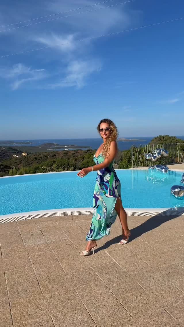 Neatsigrožiu plaukais kuriuos taip moka gražiai priauginti ir parinkti spalvą tik @elitera.lt @emiliopucci 🩵 👗#sardinia #villa #dress #emilliopucci #portisco by @vijole_vijole