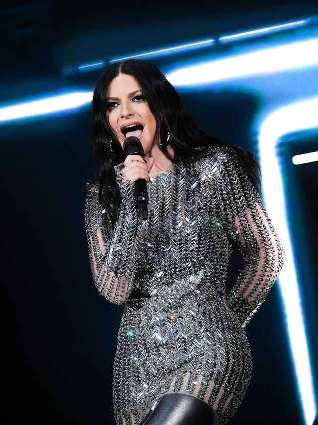 22. LOS ANGELES 🇺🇸Back in the City of Angels and having one of the greatest nights of the Tour with my band and vocalists! Thank you very much for the love, for your voices and your energy Laura ❤️ L.A.Next Concert in CHICAGO!!! 💥Photos and video @yourmotherknows by @laurapausini