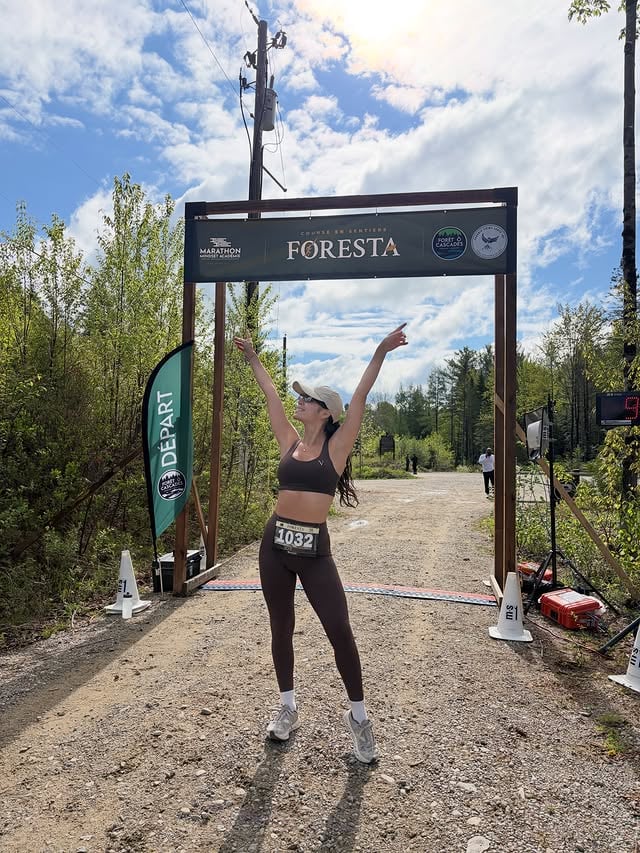 Mi primera medalla corriendo 🏅y primera edición de FORESTA by @marathonmindsetacademy 🌿.Esta semana fue sobre retar a mi cuerpo, pausar mi mente, vivir mi presente, disfrutar SERRRR en la naturaleza y 0 celular (mi reseteo y decisión personal). Sería lindo poder cambiar de un día para otro pero a veces necesitas hacer algo incómodo, como correr 5 km en el bosque o meterte al agua helada, para salir de tu zona de confort. La gente te pregunta: “Por qué haces esto? No te duele? No te cansa? Por qué “sufrirrr”?Alguien me dijo algo que se me quedó: “Yo vivo evitando el dolor.” Pero esa misma persona, como muchas, también están buscando cambios en sus vidas y no saben por dónde comenzar. Tuvimos varios workshops y hablamos mucho de IDENTIDAD, de lo que “somos”, y de romper eso que eres para crear lo que quieres ser. Y hoy quiero que se te quede esto a ti: Trabaja en tu mente, tu conversación interna y tu relación contigo mismo porque eso lo que va hacer la diferencia en tu vida. Porque la diferencia entre la vida que tienes y la vida que sueñas es CREER QUE PUEDES y la historia que te cuentas a ti mismo en tu cabecita. Tu mente está diseñada para mantenerte cómodo y a salvo así que te mantiene dentro de la caja del concepto que tienes de ti mismo y no te deja ver tu verdadero potencial. Tus hábitos, tu rutina y hasta las expectativas de otros pueden reforzar esa caja.Somos espejos en las otras personas. Esta semana, algunos de mis momentos más felices fueron motivar a otros a creer en ellos mismos. Algo se encendía en mí cada vez que alguien cruzaba la meta, que compartía algo que llevaba dentro o se atrevía a mantener cuerpo en el agua helada🙃.Sentí mi energía muy encendida este fin de semana y me sentí en el camino correcto. Gracias @iss_bangoura y a todo el equipo por creer en esto e incluirme🙌🏼 Gracias @jakubszrodt por tu luz que ilumina y esa fuerza interna que sostiene. 📸 @jfhedmont Aplausos enormes a todas las personas que corrieron 5K, 10K o 21K. Para quienes se retaron, siguieron y se atrevieron a hacer algo que antes parecía imposible✨ by @yeyebaila