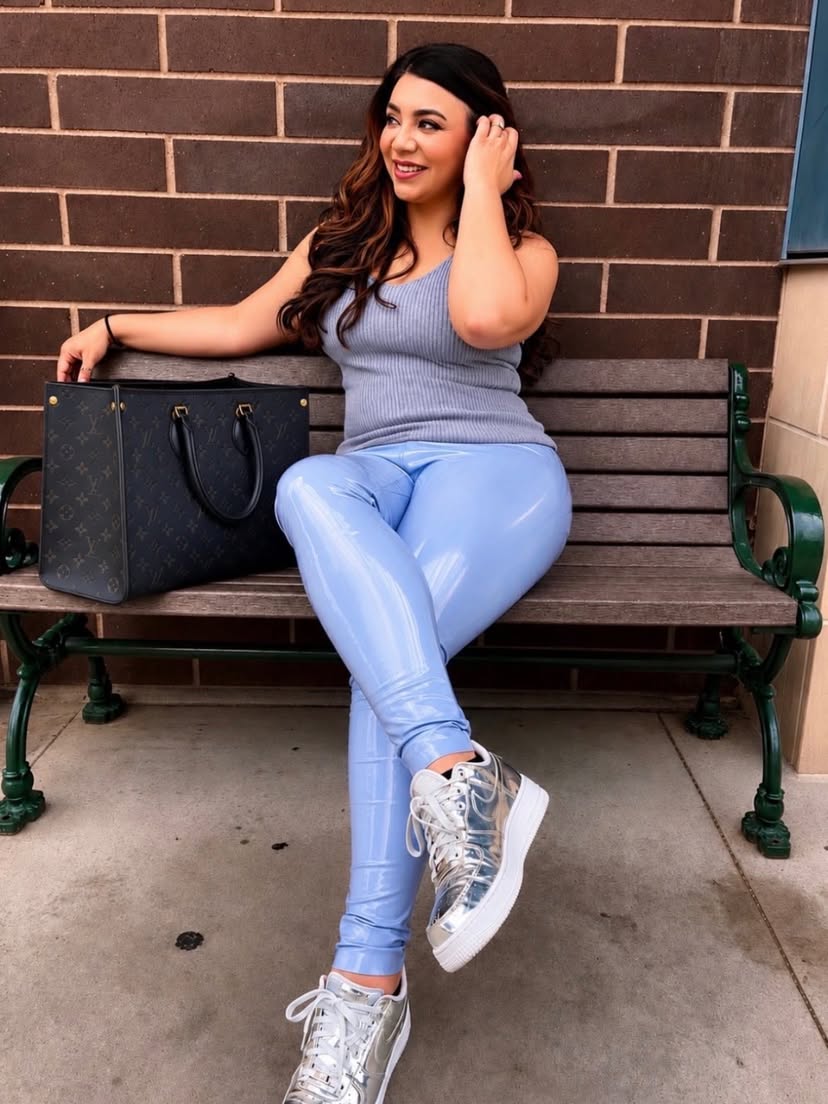 Leather doesn’t have to be dark, it can also be light and airy 😍🩵🩵✨

#latexleggings #leatherleggings #pvcleggings #vinylleggings #vinylpants