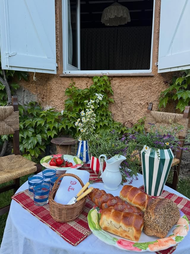The mountain version of @blanca_a_table 🍅 Fresh bread, tomatoes, wild flowers and a table set with @mangohomecollection #mangohome by @blancamiro