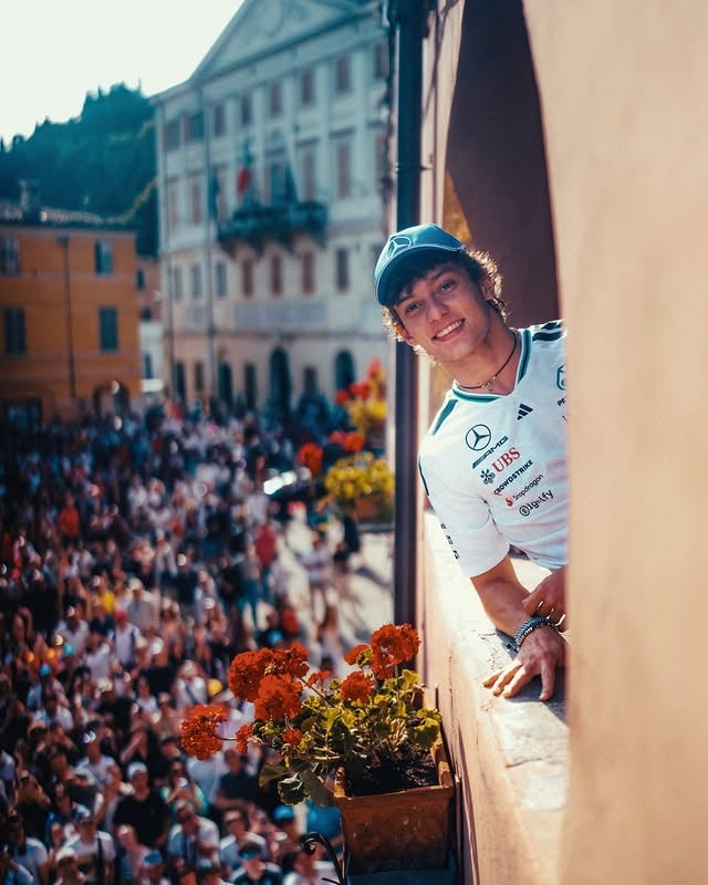 Grazie mille per l’incredibile giornata, me la ricorderò per tutta la vita ❤️🇮🇹Che onore ricevere questo trofeo, grazie @trofeobandinisocial per la giornata indimenticabile e a tutti voi che siete venuti a fare un saluto. 🤩 by @kimi.antonelli