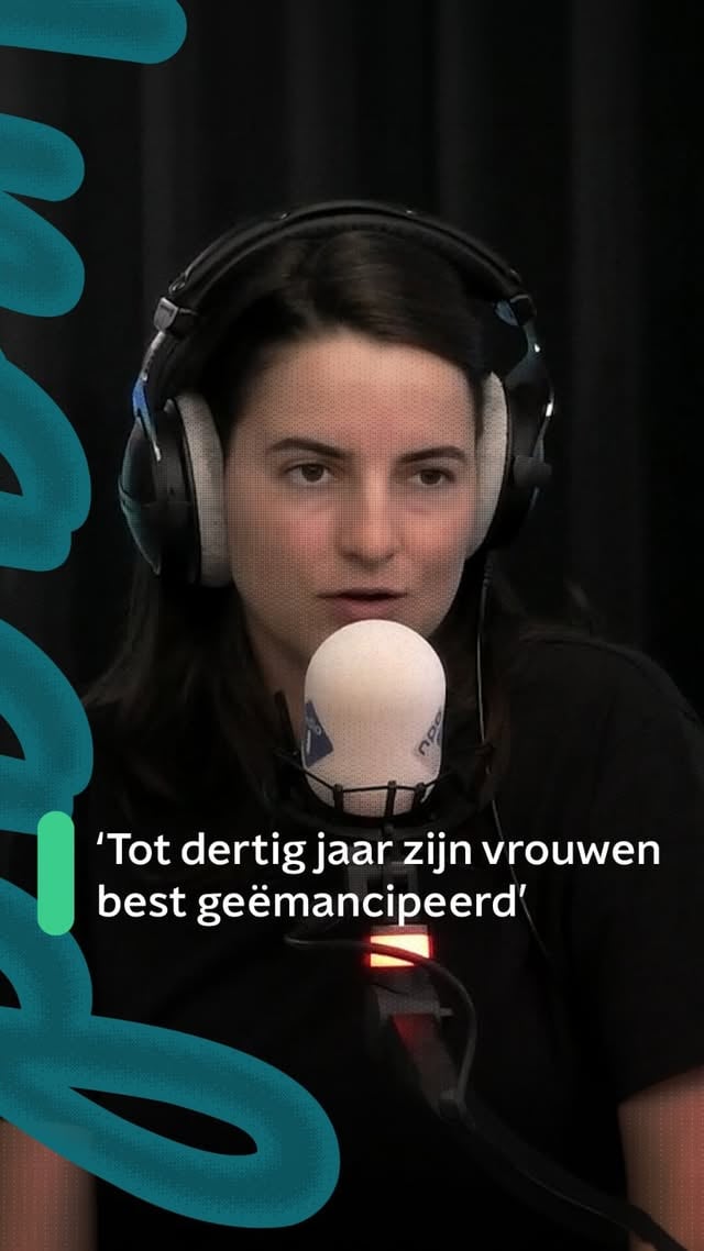 Vanaf het moment dat vrouwen kinderen krijgen, neemt de emancipatie vaak een flinke duik. Ze nemen gemiddeld een groter deel van het huishouden op zich, met als gevolg dat vrouwen in hun dertig en veertig aanzienlijk vaker kampen met een burn-out dan mannen. Juul op den Kamp maakte een documentaire over deze ongelijkheid binnen Nederlandse gezinnen. Volgens haar is die scheve verdeling het resultaat van verschillende factoren, waaronder maternal gatekeeping.Luister het hele gesprek terug via de link in onze bio! #derodedraad #bnnvara #nporadio1 by @nporadio1