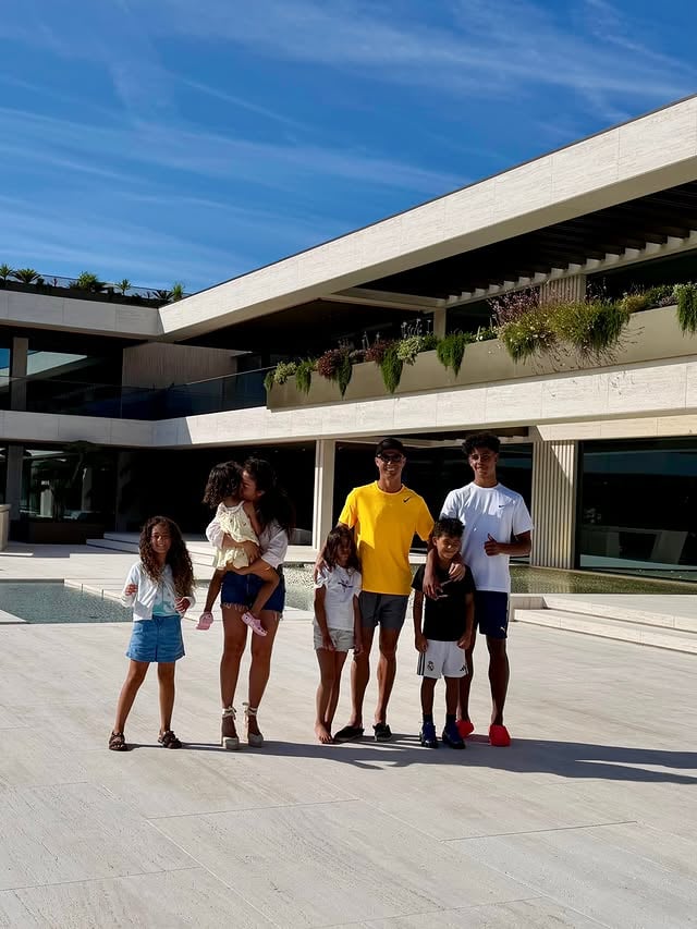 Feliz por voltar a casa com a família 🙌🏽🇵🇹 by @cristiano
