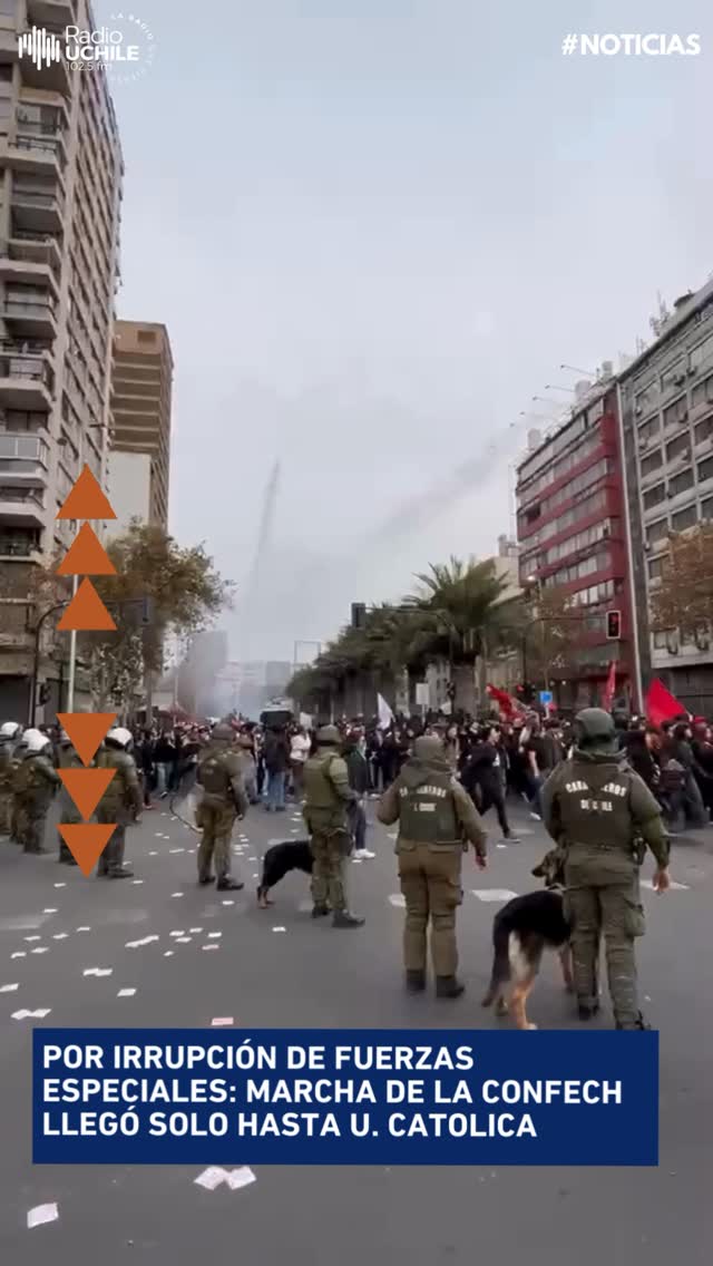 🔵Carabineros intervino la movilización convocada por la Confederación de Estudiantes de Chile (Confech) mientras los manifestantes avanzaban a la altura del Centro Cultural Gabriela Mistral (GAM).Desde la organización señalaron que el recorrido originalmente solicitado contemplaba una marcha entre Plaza Baquedano y Los Héroes. No obstante, la autorización otorgada por la Delegación Presidencial estableció un trayecto alternativo entre Los Héroes y la estación Metro Ecuador.La movilización se desarrolla bajo la consigna “¡La educación se defiende en las calles!” y busca visibilizar el rechazo del movimiento estudiantil a una serie de proyectos legislativos y reformas impulsadas por el Gobierno que, según las organizaciones convocantes, podrían afectar derechos estudiantiles y profundizar la precarización de la educación pública.¿Qué te parece?💬 by @radiouchile