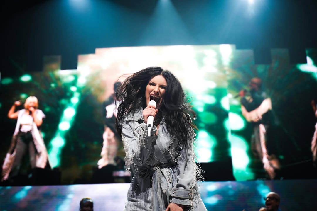 23. CHICAGO 🇺🇸They call it the Windy City, but Yesterday Night was your love that’s blowing me away!Thank you Illinois ❤️I’m a SUCKER FOR YOU Chicago 😜Next Concert in Toronto 🇨🇦 on Thursday 4 of June Photos and vídeos @yourmotherknows + @carolclix by @laurapausini