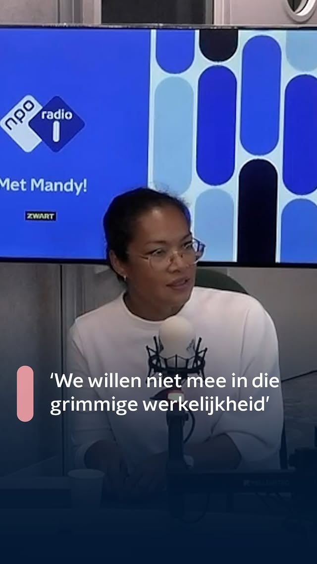 Tijdens het debat over de normalisering van geweld in de politiek en de samenleving vielen vorige week in de Tweede Kamer opnieuw termen als ‘omvolking’ en ‘remigratie’. Schrijver en letterkundige Karin Amatmoekrim (@amatmoekrim) onderzoekt in haar boek Grenzend aan liefde de grens tussen de Nederlander en de ‘Ander’ en vertelt @mandywoelkens hoe ze hiernaar kijkt.#omroepzwart #metmandy by @nporadio1