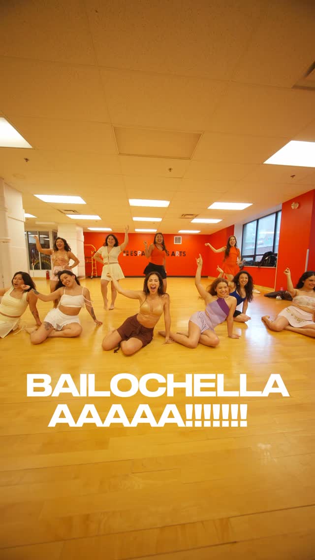Nuestro BAILOCOREO del mes de Mayo❤️‍🔥. La primera vez que hacemos este concepto y la pasamos demasiado bello practicando, bailando y armando este bailoteo🙂‍↔️. Gracias a todo el team por darla toda y por crear esto juntas 🙌🏼👯‍♀️👯‍♀️👯‍♀️ team: @dani_nanita @mariandreaes @cubas.alexandra @karla.ivonne_pena @magalasha_ @susy.cr5 @tldlyv @wane_madrid 🎥 shots by @smoothcreator_ 🖥️ edición by @eliezerkings JUNIO IS OUTTTT❤️‍🔥 si quieres mas info:📲 Escribe « BAILO » y te envío el link 💻 Escribe « ONLINE » y te envío el acceso 🔑 Escribe « RETO » y te cuento cómo unirte#latinaforeva #bailoterapia #latinasenmontreal #bailaresterapia #montreal by @yeyebaila