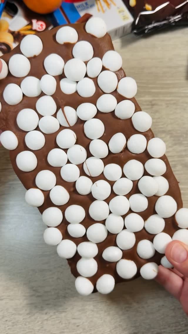 Mint Balls Dubai Chocolate Reveal ✨💞#easy #foodasmr #mintchocolate #oddlysatisfying #homemade by @chocomusexx
