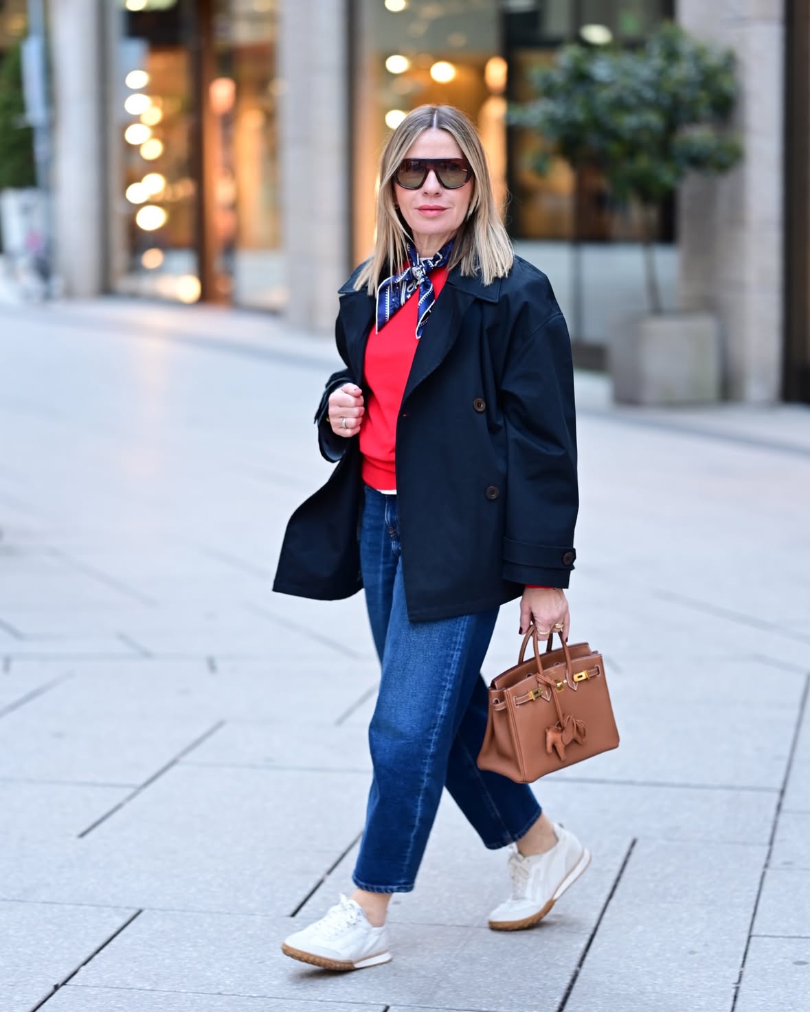 Werbung. Sonnige Aussichten. Irgendwo. Währenddessen: Team Regenjacke, Sommerfarben und die feste Überzeugung, dass Optimismus ein Accessoire ist ☔️❤️☀️
• Trench-Jacke - wasserdicht, winddicht & atmungsaktiv @glab_official 
• Shirt @armedangels 
• Jeans @closedofficial