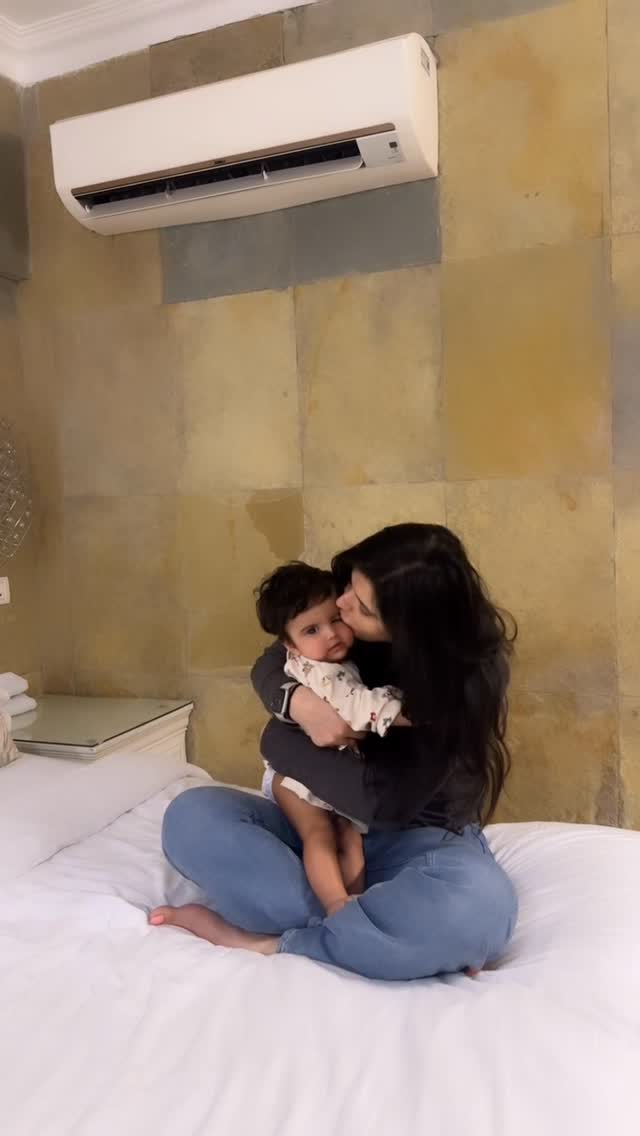 Throwback to when my BFF taught me how to High Five … I love learning new things 🩷✨#BabyAizel 🧿 #BabyGirl #Throwback #HighFive #ZareenKhan by @zareenkhan