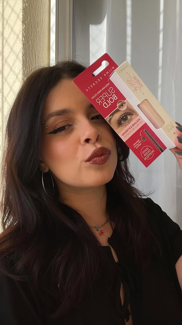 Se a ideia é destacar o olhar, a Super Bold é a escolha certa. ✨Sua fórmula e aplicador trabalham juntos para entregar volume intenso, alongamento e definição, deixando os cílios mais evidentes a cada camada.O resultado? Um olhar poderoso, marcante e pronto para qualquer ocasião.Quem já testou sabe: é daquelas máscaras que não podem faltar na nécessaire 💖 by @linhaniinasecrets