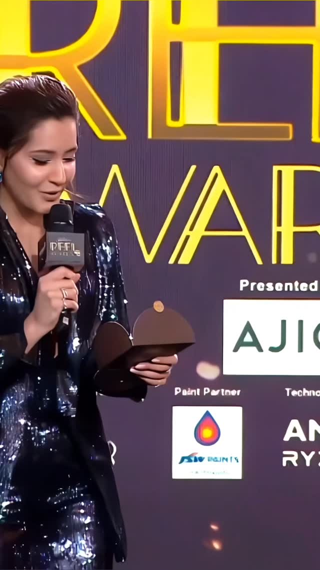 Anil Kapoor award winning moment Rashi Khanna giving award by @celebcrest