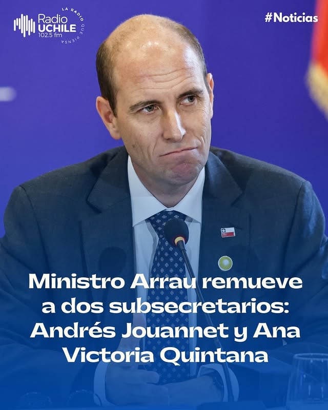 El ministro de Seguridad, Martín Arrau, solicitó este martes la renuncia de los subsecretarios Andrés Jouannet y Ana Victoria Quintana, quienes encabezaban las subsecretarías de Seguridad y de Prevención del Delito, respectivamente.🟠De acuerdo a información del diario La Tercera, la decisión fue comunicada por el secretario de Estado durante la mañana, en reuniones sostenidas con ambas autoridades, en el marco de una evaluación interna que comenzó tras el reciente ajuste de gabinete que significó la salida de Trinidad Steinert.Según antecedentes conocidos durante esta jornada, Arrau inició una revisión de las distintas áreas de la cartera con el objetivo de imprimir su propio sello a la gestión del ministerio, una de las prioridades del Gobierno de José Antonio Kast.La salida de los subsecretarios se produce en una semana marcada por la agenda de seguridad impulsada por el Ejecutivo, que tuvo un lugar central en la primera Cuenta Pública del Mandatario. Además, ocurre a pocas horas de que Arrau presente ante el Congreso Nacional el nuevo plan de seguridad del Gobierno.¿Qué te parece? 💬👉Los detalles en Radio.Uchile.cl by @radiouchile