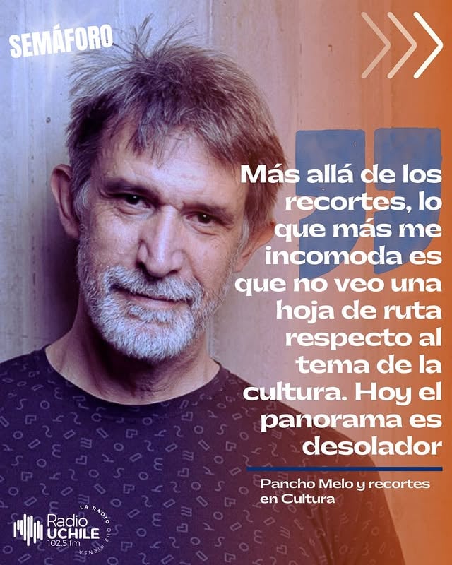 🔵Pancho Melo volvió al teatro con “El quinto paso”, montaje que protagoniza junto a Felipe Rojas bajo la dirección de Jesús Urquieta en el Teatro Zoco. La obra, que se presenta hasta el 21 de junio, utiliza el contexto de una rehabilitación por alcoholismo para explorar temas como las masculinidades, la sexualidad, las relaciones familiares y la dificultad de expresar emociones entre hombres.En #Semáforo, el actor explicó que la decisión de volver a las tablas llegó después de un largo período de reflexión. “La última obra que hice fue una experiencia muy bella, muy intensa, muy potente, y decidí respirar y dedicarme a otras cosas. Aparecieron algunas invitaciones y prefería decir que no, porque no había ninguna que realmente me conmoviera”, recordó.Melo aseguró que uno de los principales motores de su regreso fue la búsqueda de una experiencia significativa para el público: “Necesitaba encontrar un punto de encuentro o un puente para conectar con una audiencia y ser lo más conmovedor posible”.Por otro lado, manifestó su preocupación por la situación de las políticas culturales en el país. “Más allá de los recortes, lo que más me incomoda es que no veo una hoja de ruta respecto al tema de la cultura. El valor de la cultura es que permite que una sociedad se conmueva, aprenda, se sensibilice y aprenda a escuchar. Hoy el panorama es desolador”, destacó.¿Qué te parece? 💬👉La entrevista completa en Radio.Uchile.cl by @radiouchile
