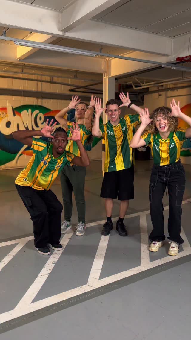 Agora sim: a seleção chegou! 🇧🇷⚽️🔥 Fizemos a versão atualizada da trend e queremos ver vocês nessa com a gente!Música: @listenmaia #FitDance #FitDanceNaTorcida #CopaDoMundo2026 #SeleçãoBrasileira by @fitdance