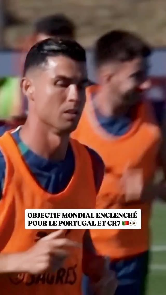 🇵🇹 OBJECTIF MONDIAL ENCLENCHÉ POUR LE PORTUGAL ET CR7 !En attendant l’arrivée du quatuor du PSG (João Neves, Vitinha, Nuno Mendes et Gonçalo Ramos), les joueurs du Portugal ont officiellement lancé leur préparation ! Premier entraînement hier après-midi à la Cidade do Futebol d’Oeiras, et les hommes de Roberto Martínez semblent déjà ultra-concentrés. 🔥💬 Dites-nous en commentaire : Jusqu’où les coéquipiers de Cristiano Ronaldo iront-ils selon vous ? 🏆👇 by @footmercato