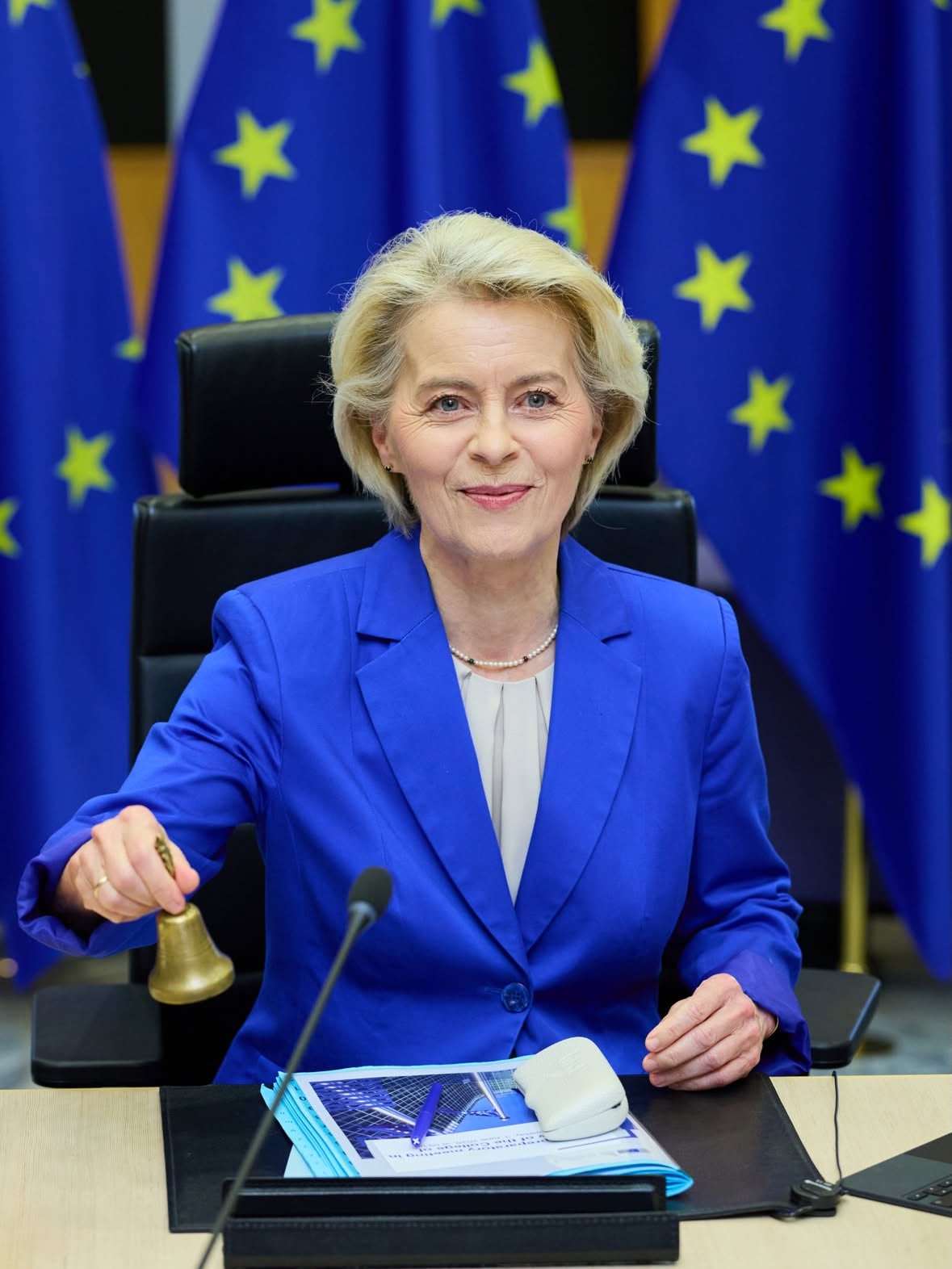 Today we’re presenting our 🇪🇺 Tech Sovereignty package.

Europe needs to be able to shape its own digital future.

So we are expanding European supply and demand for chips.

Strengthening European presence across the AI stack, from datacenters to cloud.

With more investments and predictably, to build our digital autonomy and make Europe an AI continent.

Because it’s about protecting our citizens, building competitiveness and defending our interests.