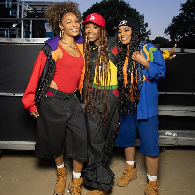 @brandy Got me back on the stage yal at @rootspicnic !!!! It’s been a minute since I was sharing the stage with my girl, and I’m so proud of you! YOU have been killing it!!! 💕💕💕 90s VIBES ALL DAY….. #brandyREWIND1994
#brandyrootspicnic ………. Shout out to the creatives for bringing me on @frankgatson @didntinviteme 🙏🏾…… great times reuniting and reminiscing with the FAM…… 💁🏾‍♀️ by @nakiazhordaan STYLING by @ashleyseanthomas and @kimberly.batino @alainasimone.inc Designed by @crosscoloursla ….. #moesha #putitdown #topoftheworld