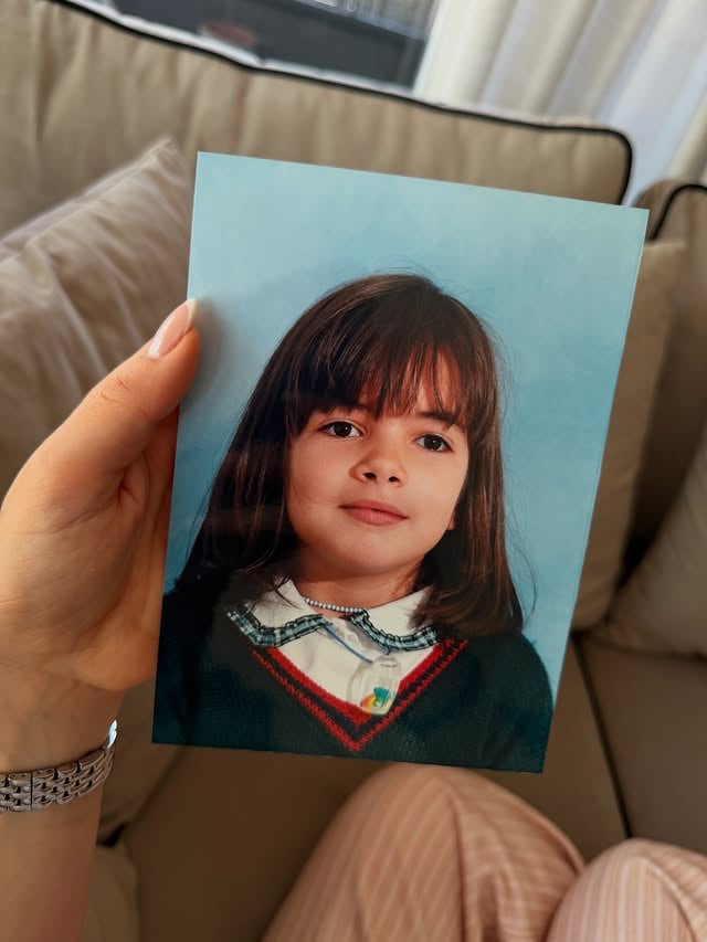 Feliz dia da Criança! Acho que a Mafalda de 8 anos, está orgulhosa da mulher que se tornou. Com oito anos, era muito envergonhada, não gostava de dormir fora de casa e só brincava com quem conhecia. Nunca fui a preferida da professora e sentia-me sempre a mais burra da sala. Raramente, levantava o braço para responder a perguntas da professora por ter medo de errar. Eu e cinco outras miúdas da sala, gostávamos do Tomás Barradas mas ele gostava da Teresa! A Teresa, diz hoje que as férias no Algarve não significaram nada para ela 😂As minhas notas nunca foram brilhantes, mas adorava desenhar e pintar. Não era boa o suficiente em lado nenhum, nunca percebi bem onde me encaixava. Porém, era uma criança feliz porque tinha uma família muito fixe com mil primos e tios para brincar.Queria ser como a minha tia Rita e ter muitos filhos. Pronto…. acho que podemos considerar três filhos, uma multidão nos dias de hoje! Mafaldinha, Fafá, Giraça, vai tudo dar certo. Deus no Comando!A música dos Excesso, era uma das minhas preferidas nesta década, tinha a cassete. by @mafalda.sampaio