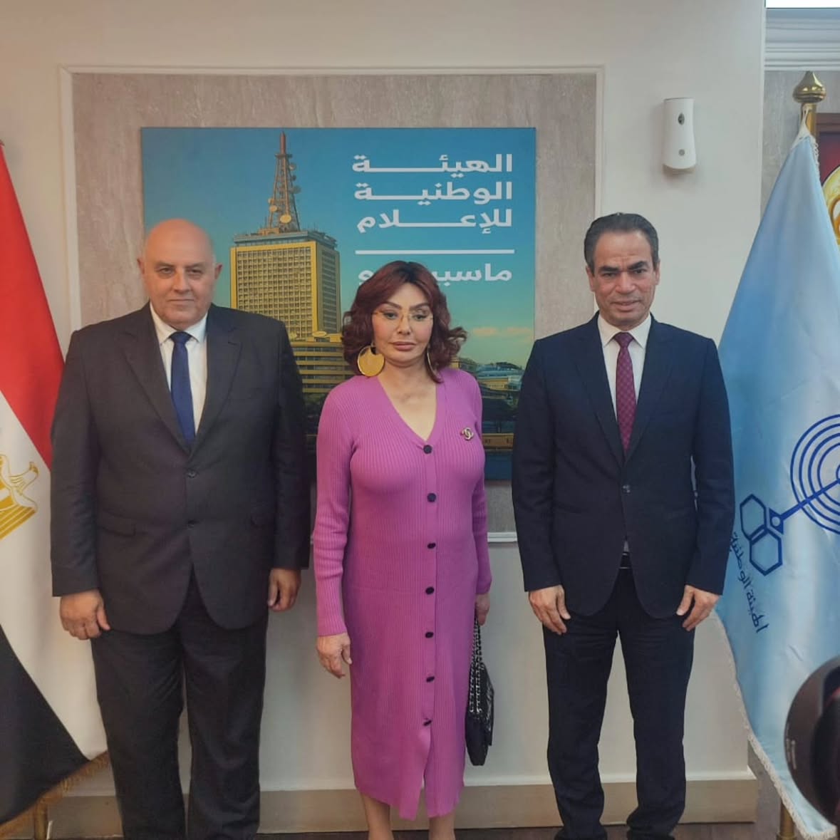 تشرفت بلقاء معالي الكاتب الصحفي أحمد المسلماني رئيس الهيئة الوطنية للإعلام، والأستاذ عبد الرحمن بسيوني رئيس الإذاعة المصرية.

وقد شهد اللقاء مناقشة والاتفاق على عدد من الأفكار والمشروعات الخاصة بالتعاون الفني مع قنوات ماسبيرو، ومن بينها العودة إلى عالم روايات الأديب الكبير الراحل إحسان عبد القدوس، إلى جانب العودة إلى بيتي الإذاعة المصرية من خلال مسلسل إذاعي جديد أطل به على جمهور المستمعين في كل بيوت مصر بإذن الله.
ويحمل المسلسل عنوان "يا ابنتي لا تحيريني معك"، وأعبر عن سعادتي الكبيرة بهذا اللقاء، وعن حماسي الشديد للتعاون الفني مع قنوات وإذاعات بلدنا العزيزة، آملًا أن نقدم أعمالًا تليق بالجمهور المصري وتاريخه الإعلامي العريق.
كل الشكر والتقدير، وبإذن الله القادم أجمل....
مساكم ورد و ياسمين
#نبيله_عبيد