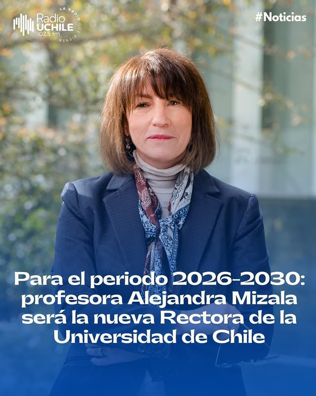 🔴La académica Alejandra Mizala fue electa como máxima autoridad de la Casa de Bello para el período 2026-2030, tras imponerse con el 60,93% de los votos en la segunda vuelta realizada este martes.Economista, profesora titular de la Facultad de Ciencias Físicas y Matemáticas y hasta ahora Prorrectora de la Universidad, Mizala asumirá el liderazgo de la institución con una trayectoria de más de tres décadas vinculada a la docencia, la investigación, la gestión universitaria y las políticas públicas.La elección marcó además un hito para la Universidad de Chile: por primera vez el proceso se desarrolló completamente mediante voto electrónico, en una jornada organizada por la Junta Electoral Central y la plataforma UParticipa.Con este resultado, sucederá a Rosa Devés, la primera mujer en encabezar la Rectoría de la Universidad de Chile desde su fundación en 1843.🔎 Entérate de más en radio.uchile.cl. by @radiouchile
