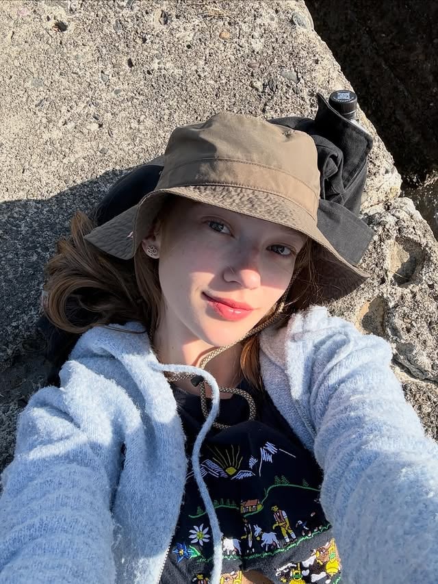 Raw shots. We cooked anyway 🧚🏻‍♀️📸Enoshima island - one of the most popular day trips from Tokyo. Is it worth ? 100 percentThis place is quite popular. Just an hour from Tokyo and you are by the ocean. Seafood, beach, nature, ice cream, sunsets , so much chill. I’ve been there quite a lot. And every time feels special. Never got bored - or maybe I just love japan too much, hah.It was trip with my friend @awwmarie , I loved it with all my heart. Amazing conversations, unbelievably tasty lunch, reading books with an ocean breeze, and a stunning sunset in the evening. That is my happiness.And of course one the most important things - on clear days you can see Fuji from there. Is this place a heaven?Here’s the story of one extremely happy day in my life. And honestly? Nothing else needed:) by @kira_zhura