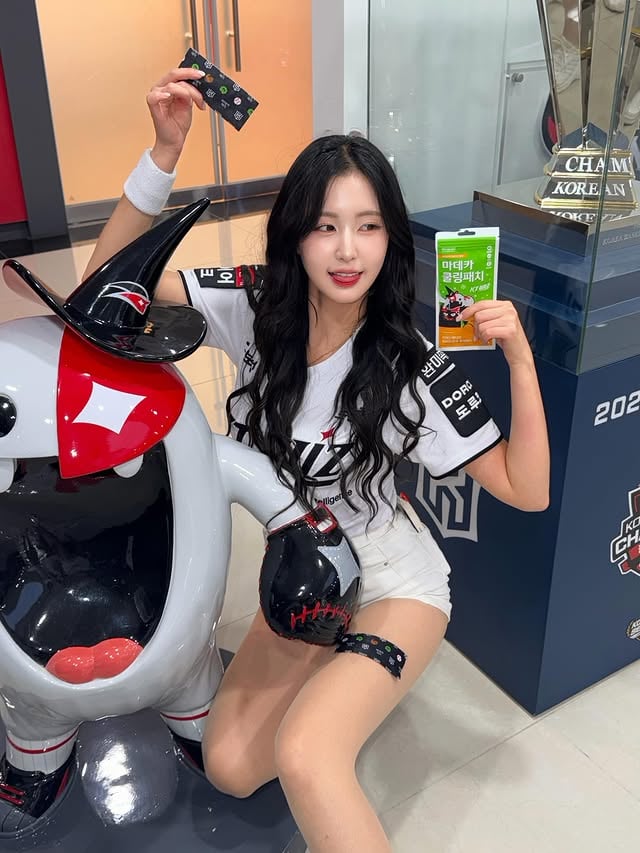 #광고 @dongkook_healthcare 여름 시즌이 시작되면경기장에서는 더위와의 싸움도 같이 시작🥵저도 경기장에서 오래 활동하다 보니시원하게 관리할 수 있는 아이템들을 자주 찾게 되는데요!이번에 만나본 #마데카KBO에디션 ✨쿨링패치는 더운 날 시원하게 사용할 수 있고,썸머패치는 유니폼이나 가방에 붙여 응원 분위기까지 더할 수 있어요⚾️특히 KT wiz 에디션이라 더 반가웠던💙🖤❤️올여름 야구장 직관 가시는 분들은응원템으로 한 번 챙겨보셔도 좋을 것 같아요🙌#마데카쿨링패치 #야구직관생존템 #KT쿨링패치 by @kim_han_seul