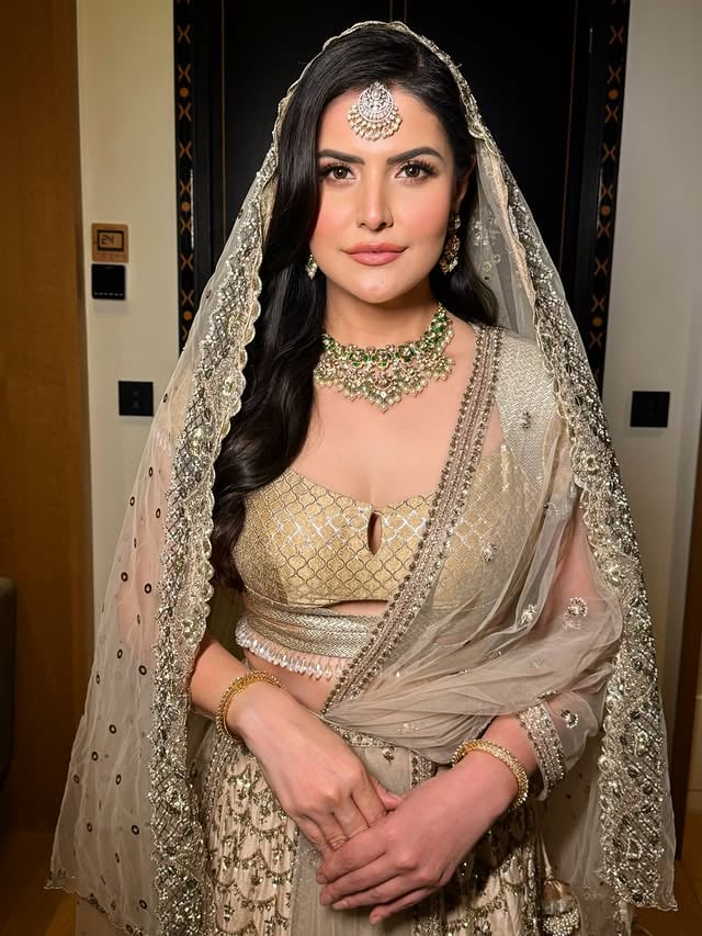 Yeh lo … phir se ban gayi Dulhan 💁🏻‍♀️✨Though I felt more like a Queen wearing this beautiful outfit frm @anjumodi ji 👸🏻Aapko kya lagta hai …. Comments mein bataao !#BridalCouture #Traditional #Bride #fyp #ZareenKhan by @zareenkhan
