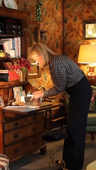 Inside a charming London home with layered English interiors! Homeware entrepreneur Fiona Dreesmann (@fionafindslondon) welcomes us inside her warm home filled with collected antiques, sentimental heirlooms and layered fabrics.   Click the link in our bio to watch Fiona’s Homeworthy episode.  #homeworthy #hometour #design