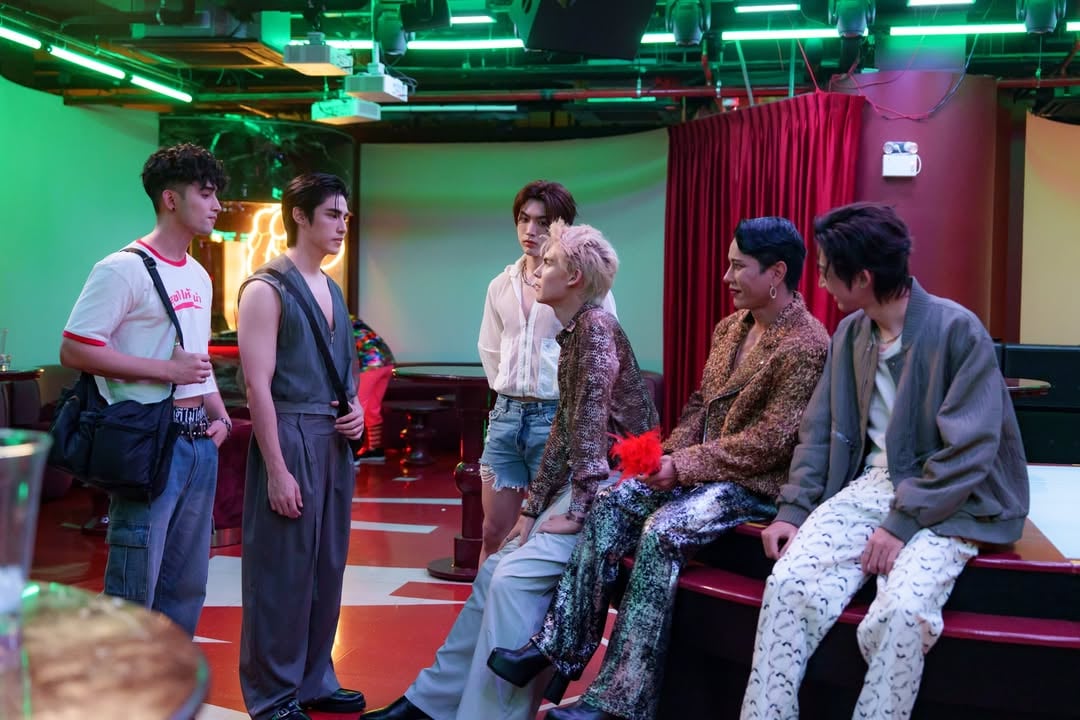ภาพครบแก๊งตัวท็อป Moonlit boy #แทคจนนิ้วล๊อค ก่อนเข้าสู่ EP.8 วันศุกร์นี้ เป็น EP ที่ห้ามพลาดด้วยประการทั้งปวง #loveofSilomep7 #LoveofSilomep8 #รักแห่งสีลม by @siravariety