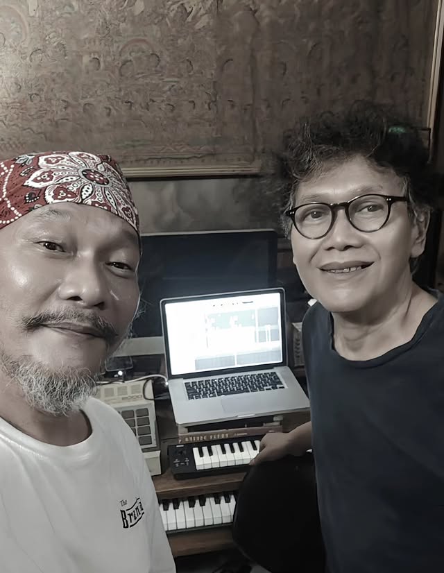 •jadi keinget masa2naik DX rombeng keluarantahun '80, berangkat dariBandung dan mendarat diStudio Triple M, Pecenongan,Jakarta, di awal2 tahun '90di situ pula gua mengenal Aiyy@yudisdwiko yang merupakansalah satu member dari GuestBand yang kemudian berubahmenjadi Guest Music Productionyang memproduseri 5 albumawal gua, sampe sekitar tahun2002tapi pertemanan di luar pekerjaanmusik dengan mereka pun sampehari ini terus berjalanterutama dengan Aiyy Yudis,yang selalu aja ada ide kreatifuntuk membuat karya2 si iwa k,baik album mau pun single selewatmasa2 itu hingga sekarangelo bukan cuma sekedarpartnerdi proses kreatif dalammemproduksi karya2 gua baikalbum mau pun single, tapi jugapekerjaan kreatif di media laindalam musikbukan cuma kawan dalampekerjaan aja, tapi juga kawanngobrol sedari secangkir penuhkopi, hingga saat air seduhan itumendekati ampasnya 😂🤣🤣😂tahun ini genap 36 tahunperkawanan kita, Aiyy.. cuma mau ngebisikinsemesta tentang harapangua ke elo untuk selalu selamet,sehat, senang, sukses, sentosajuga sejahtera dalam limpahanberkah dan kasihNyaHepi Hari Lahir, Aiyy by @iwaktherockfish
