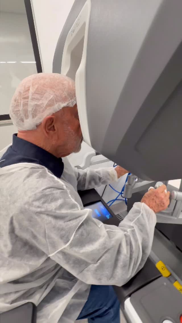 Dr. Luiz Inácio Lula da Silva em ação em mais uma cirurgia robótica. Desta vez, o treinamento foi no Hospital Universitário de Rio Verde, acompanhando de perto uma tecnologia que representa o futuro da medicina e o fortalecimento do SUS.

A cirurgia robótica oferece mais precisão nos procedimentos, menor tempo de recuperação e mais segurança para os pacientes. Ver essa inovação chegar aos hospitais públicos com o SUS é a prova de que investir em saúde, ciência e educação transforma vidas.

🎥 @ricardostuckert