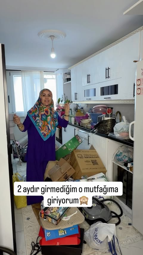Tam 2 aydır girmediğim o mutfağı sonunda bugün temizleme kararı aldım. 😅

Sabah kendi kendime dedim ki Kalk Esengül, bugün uyumak yok! O mutfak temizlenecek!😂

Kolları sıvadım, işe koyuldum ve mutfağımı baştan sona güzelce temizledim. sizce nasıl olmuş? ✨🧽🤍
🥰 Videoyu beğenip yorum bırakanlar arasından bir kişiye de dikey süpürge ulaşacak. 🤭✨