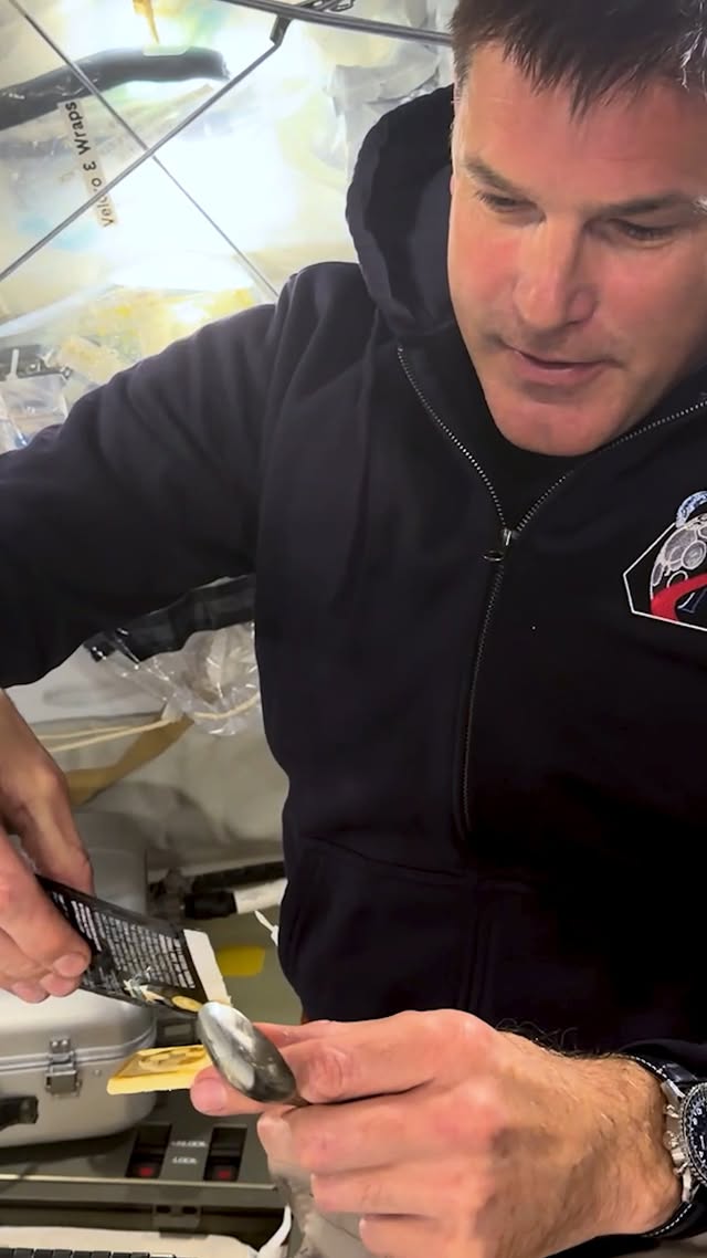 Can it get more Canadian than this? The crew really enjoyed having some maple flavour aboard the Integrity spacecraft! by @astro_christina
