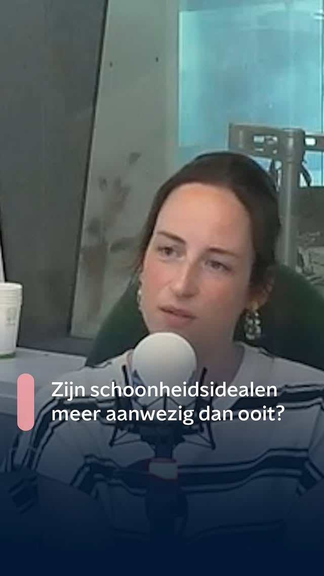 “Ik moet er altijd goed uitzien, want op ieder moment kan er een foto gemaakt worden.” Zijn schoonheidsidealen sterker aanwezig dan ooit? Volgens onderzoeker en universitair docent Anne-Mette Hermans zijn schoonheidsidealen iets van alle tijden. “Ook toen ik opgroeide waren er veel verstoringen in het lichaamsbeeld en onzekerheden, dat is niet nieuw.” Toch ziet ze ook veranderingen. “Het is een nauwer ideaalbeeld, veel strenger.” Ook valt er nu moeilijker aan schoonheidsidealen te ontsnappen, stelt Hermans. In onderzoeken ziet ze dat jongeren van nu zeggen dat ze er altijd goed uit moeten zien, omdat er op elk moment een foto of filmpje gemaakt kan worden. Schoonheidsidealen achtervolgen je via sociale media eigenlijk de hele dag, dat was vroeger minder het geval. “Ik klapte het tijdschrift dicht, deed de tv uit, en het was even klaar.” Luister De Publieke Tribune over ‘maakbare schoonheid’ nu op NPO Luister by @nporadio1