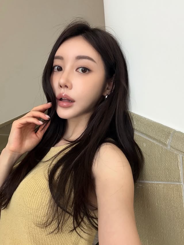 요즘 내 취향, 한옥에 진심인 편...🪵고즈넉한 전통미에 현대적인 감각이 더해져 힙하고도 우아한 공간. 짧은 시간이었지만 눈이 즐거웠던 전시 :)#hanok #신세계헤리티지전시 by @_yoonjoo_