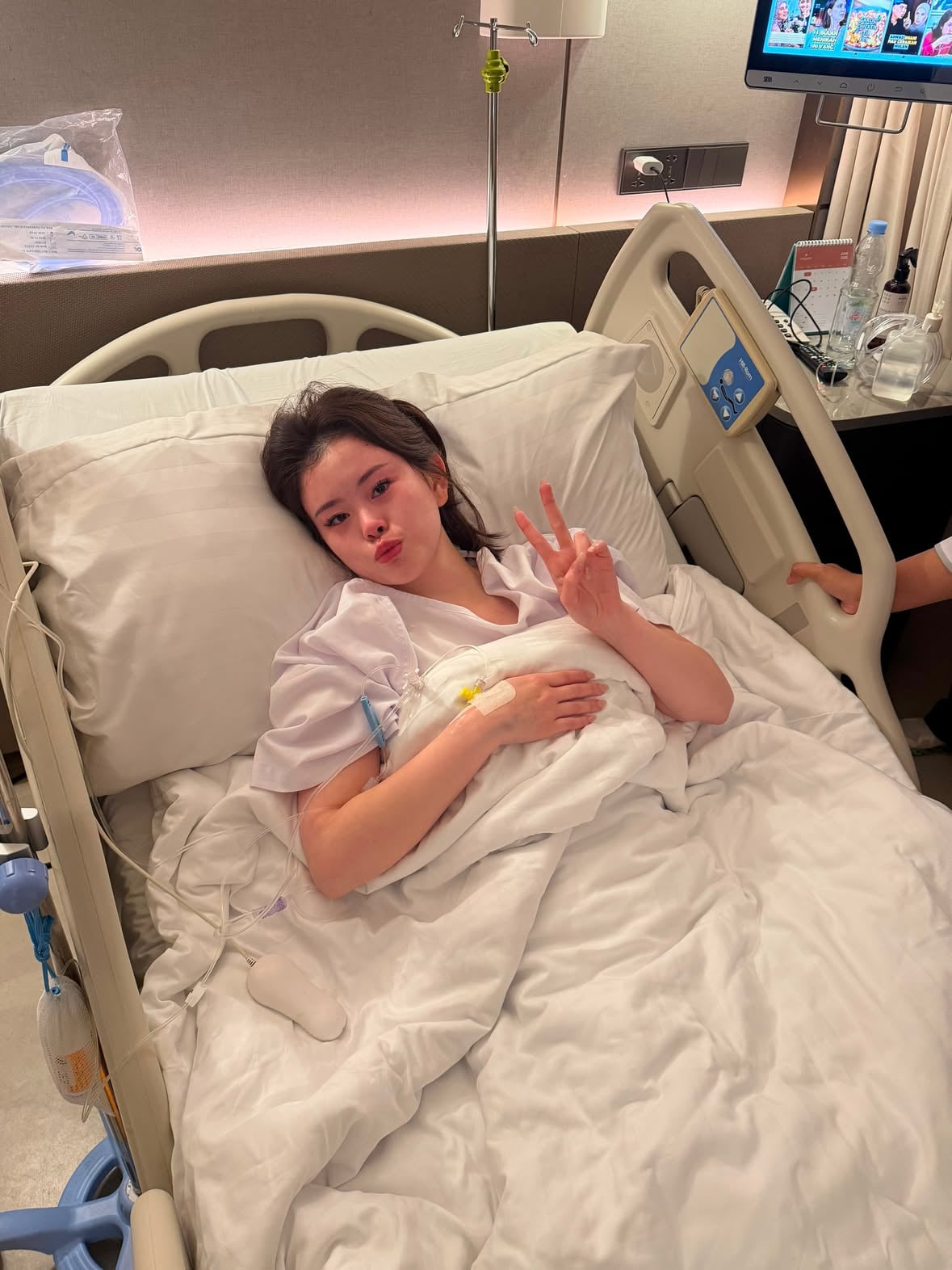 Thank you everyone for all the get well soon messages. 🤍

And a special thank you to my family & friends who took the time to visit and cheer me up. Your love, support, and presence truly mean so much to me. Feeling very grateful and lucky to have such amazing people around me❤️