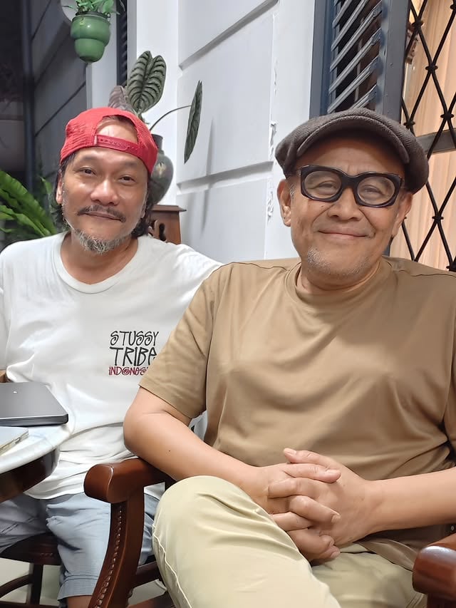 •good talks, good coffee, good meals,good knowledges, good inspirationsfrom one of my beloved movie writterand director ♥♥then, lets do some good works 🔥🔥🔥haturtengkyuudah diijinin bertandangsemalem ke rumah Kang@bennisetiawan plusseseruannya ama barudakdeep talks 😂🤣🤣jangan kapok yaksampe ketemu lagi di ketemuanberikutnya 🙌🏽sehat dan senang selalu ☕☕☕ by @iwaktherockfish