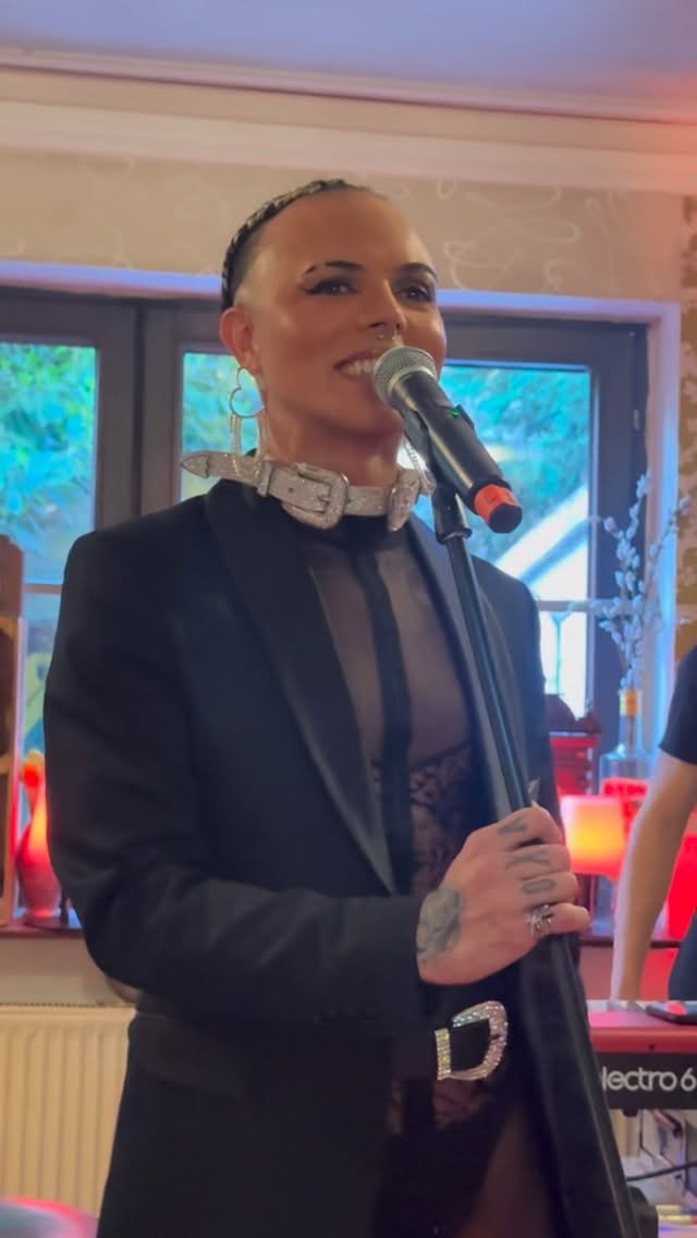 #tbt Nunca vou me cansar de cantar as musicas sua @michaeljackson TE AMO PRA SEMPRE! 
Querem mais conteúdos assim ? Quais musicas ? Escrevam nos comentários 

I will never get tired, singing, Michael Jackson songs!
More covers ? Which song do you guys wanna hear it?
