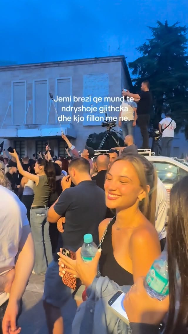 Protestat e ketyre diteve tregojne se sa shume njerezve u intereson e ardhmja e vendit tone. Pavaresisht mendimeve te ndryshme, eshte e rendesishme qe zeri i qytetareve te degjohet dhe diskutimet te zhvillohen me respekt. Vetem permes dialogut, transparences dhe pjesemarrjes qytetare mund te ecim perpara si shoqeri. Shqiperia meriton zgjidhje qe bashkojne njerezit, jo qe i ndajne ata 🤍🇦🇱 #albanian #albania