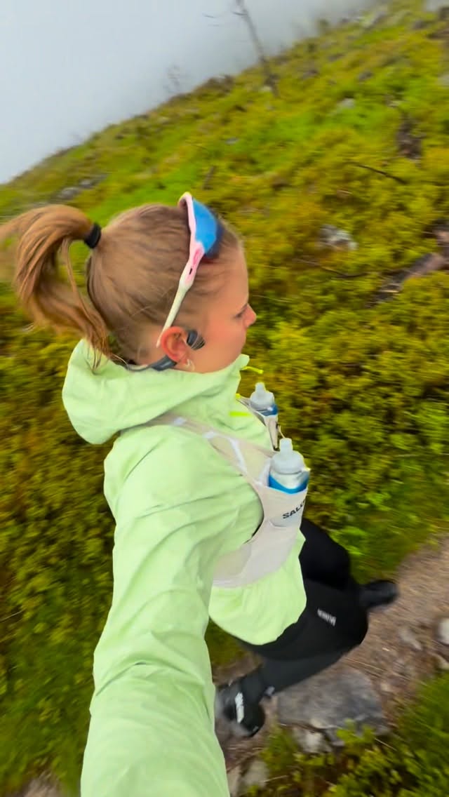 Now this is more like peak Norwegian summer 🏖️ plenty more run and sink combo sessions to come. It’s called resistance trail running. by @sophialaukli
