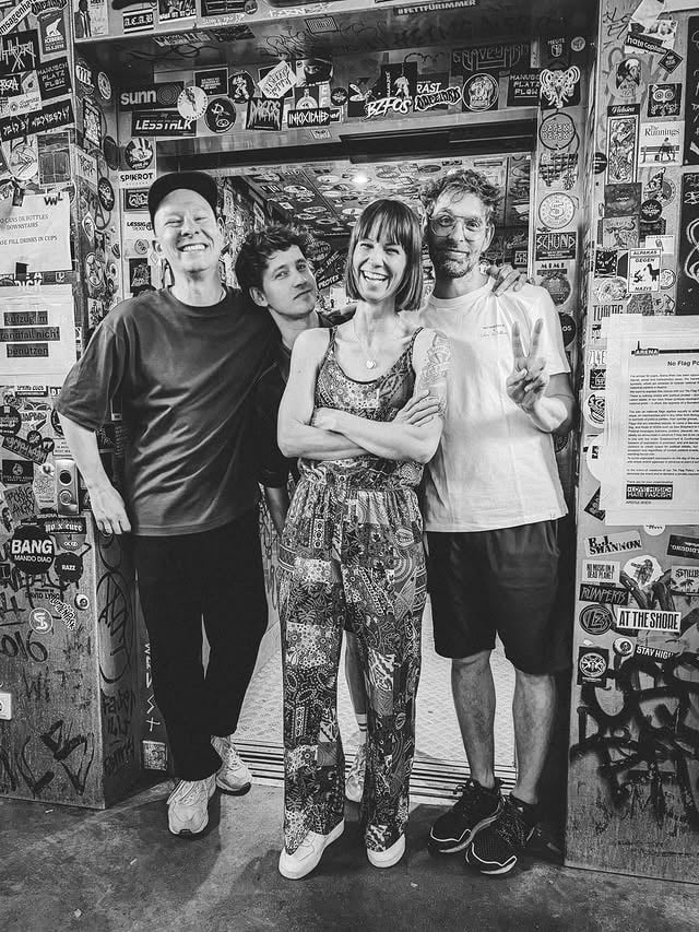 Zwischen Krabbenbrötchen, Backstagespaß mit @deinefreunde und Gastauftritt bei @goodoldoska 🥳Die letzten Tage bevor die Proben für die “Es wird wieder Laut” Konzerte starten! 🤗28.08.2026 - Linz11.09.2026 - Kufstein18.09.2026 - Wien by @stuermerchristina