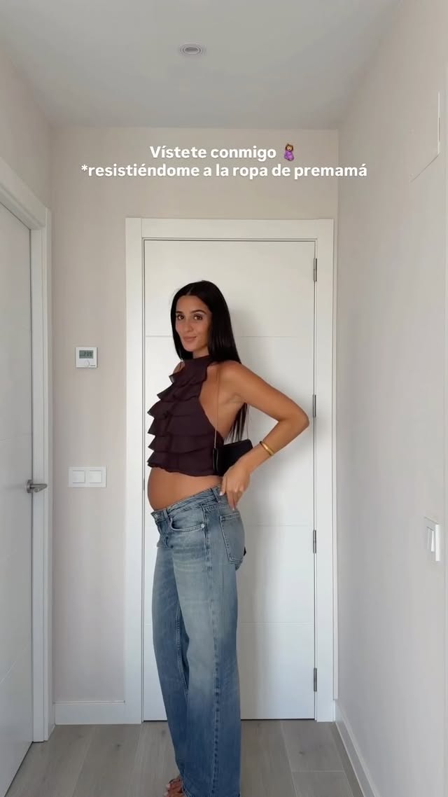 Este look es de hace unas semanas, ahora tengo más barrigota
 *es de zara: top 4661/38 , jeans 8727/22
*sandalias FN
