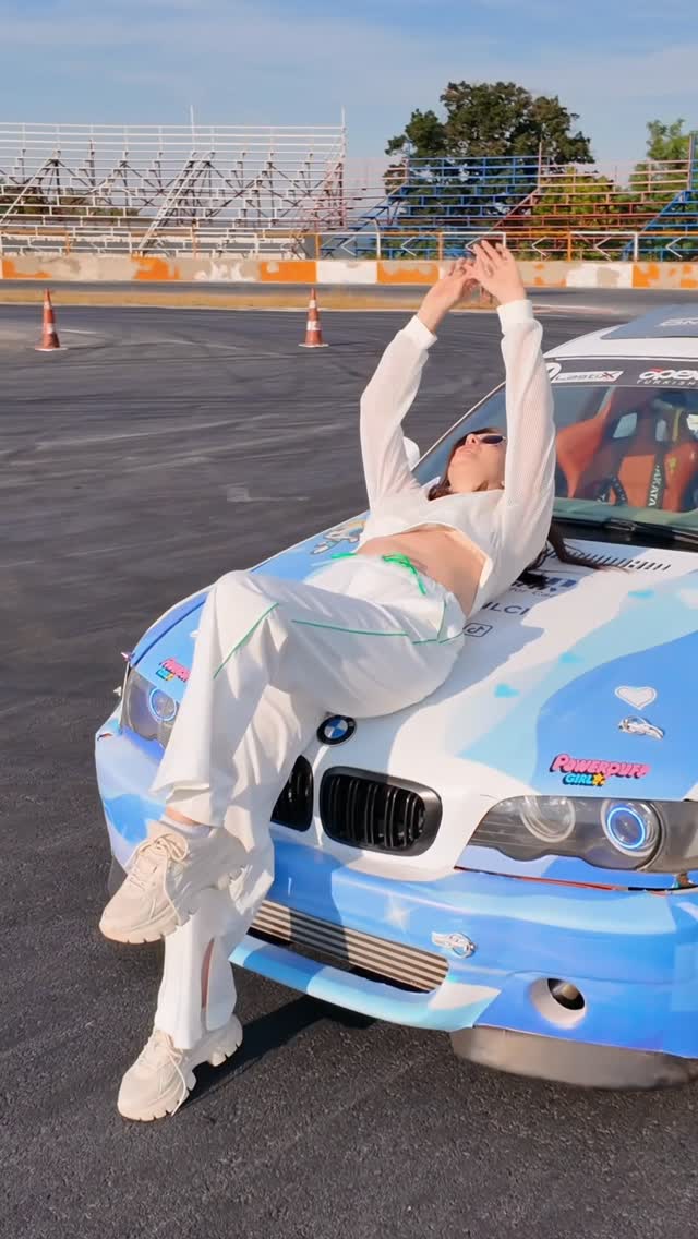 Türkiye’nin tek kadın driftcisi sevgili @ozgekilcidrift çok güzel bir gün geçirdik sana çok teşekkür ederim güzel bir deneyim oldu bana 🙈😄💕bir de şarkımıza da minik bir klip çektik çok eğlendik 😎💕⭐️#pınarsoykan #sakla