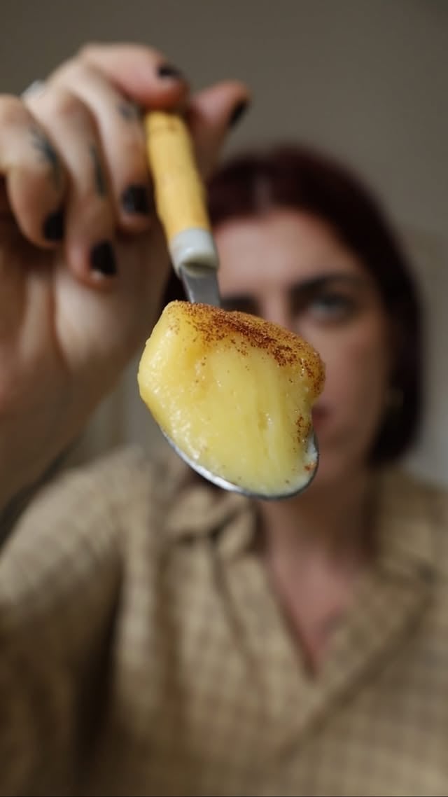 O curau mais cremoso do mundo

Ingredientes:
6 espigas de milho
600ml de leite de coco
2 xícaras de açúcar

Modo de preparo:
1- Debulhe o milho cru. 
2- Em um liquidificador, bata bem o milho com o leite de coco. Passe por uma peneira para coar o líquido. 
3- Em uma panela, adicione o suco de milho e o açúcar. Misture bem e cozinhe até engrossar. Transfira para potes e sirva com canela. Você pode comer tanto quente quanto gelado 
.
.
.
.
#curau #festajunina #receita #sobremesa #doce