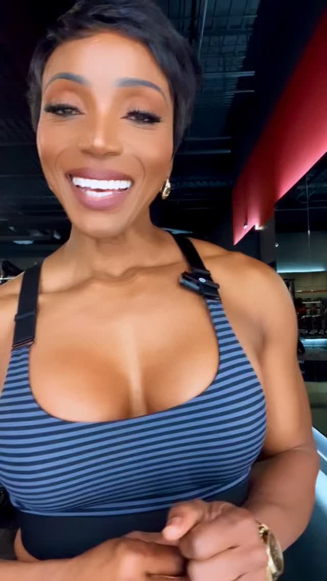 Happy Monday!👸🏽Posing can make or break your chances on stage. Practice not just while on prep but in the off season too. If you start practice at the beginning of Prep… you’ve waited too late. You want it to feel effortless, so the more time you spend doing it, the more polished your routine. The more comfortable you get with posing and walking comfortably in heels the better your chances of being seen. Posing also helps with conditioning so do it often and you’ll be surprised how much it all comes together with consistent practice. Let’s Go! @wufitness_gym 💪🏾 #happymonday #fitness# #inspiration #lifestyle by @lionessfit_ness