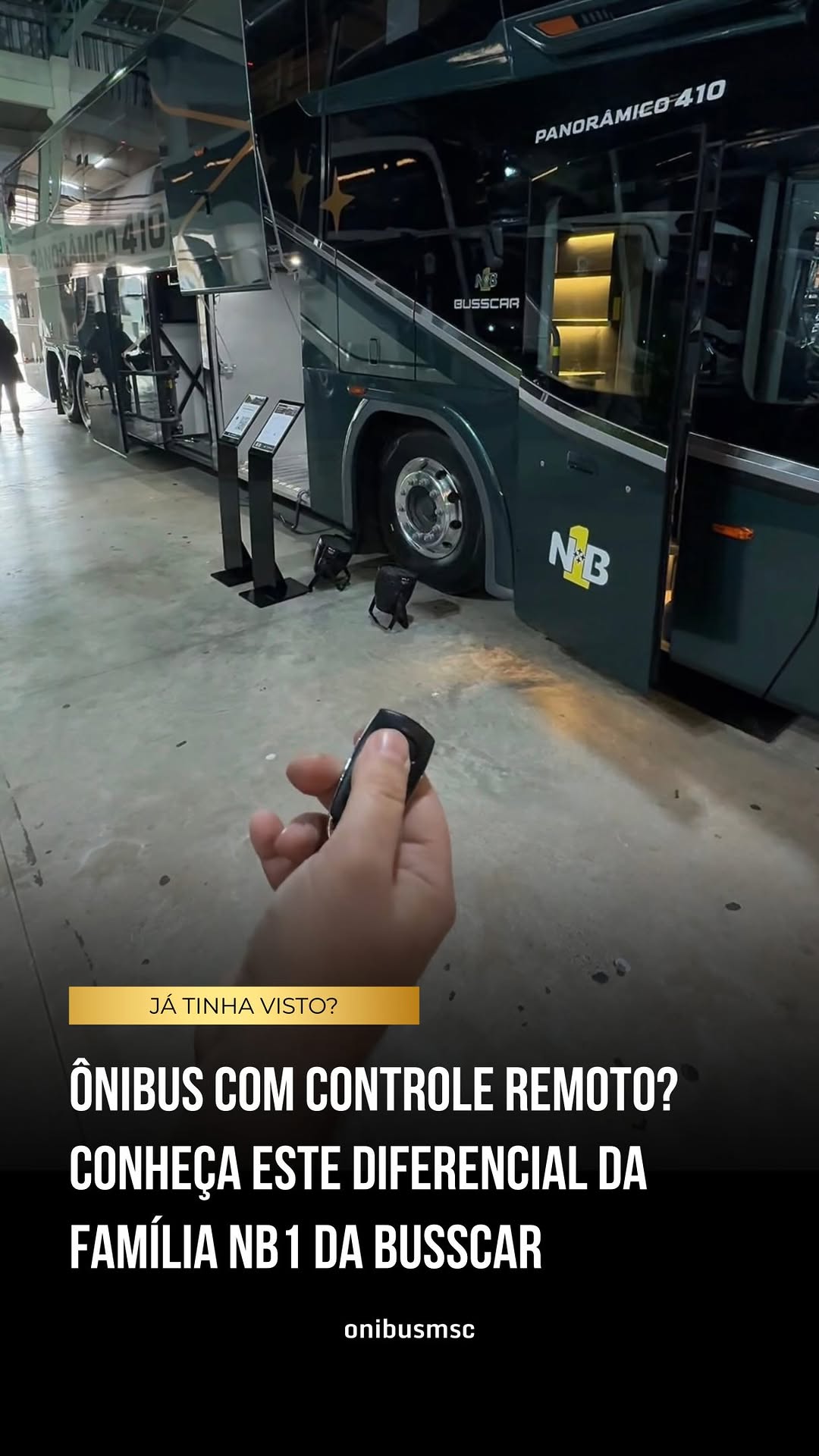 ÔNIBUS COM CONTROLE REMOTO? 

Durante o 14º Encontro da AETTUSC, a Busscar apresentou o Panorâmico 410 NB1, trazendo entre os destaques tecnológicos o sistema de acionamento por controle remoto, recurso que já está disponível em toda a linha NB1 como opcional.

A demonstração foi realizada pelo analista de produção da Busscar, Mairon Buss (@maironbuss), que apresentou o funcionamento do sistema aplicado ao veículo.

O controle remoto possui quatro botões configuráveis, que podem ser programados conforme a necessidade da operação e de acordo com as funções disponíveis no módulo eletrônico do veículo, desde que haja compatibilidade para reconhecimento e execução dos comandos.

Na aplicação demonstrada, as funções estavam distribuídas da seguinte forma:

• Abertura e fechamento da porta de embarque

• Travamento e destravamento dos bagageiros, com acionamento automático da iluminação interna

• Controle das luzes do salão de passageiros

• Acionamento dos faróis auxiliares superiores em modo de alerta (pisca)

Mais do que praticidade, o sistema oferece flexibilidade operacional, permitindo personalização conforme a necessidade do cliente e da operação.

Na prática, o recurso pode facilitar muito o dia a dia em pontos de parada, como restaurantes ou bases de apoio: com um único comando, é possível fechar portas e apagar luzes após o desembarque, e posteriormente reabrir o veículo e reativar a iluminação antes do embarque.

Você gostou desse diferencial? Acha que ele é interessante para o dia a dia na operação?

Agradecemos ao Mairon Buss pela disponibilidade em realizar a demonstração.

#Busscar #Panorâmico410NB1 #onibusmsc