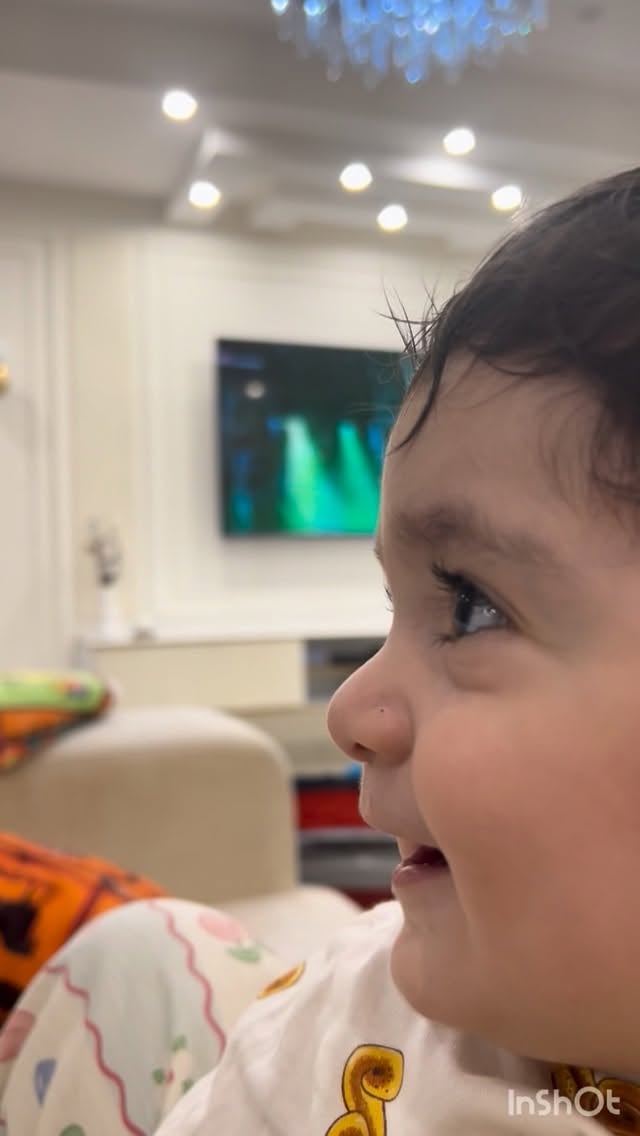 باورتون نمیشه بگم به چی داشت اینجوری میخندید ؟! حدس بزنید 👇🏻

الهییی همیشه همین جوری قشنگ و از ته دل بخندید همه تون 🥹❤️🫂

این فیلم برای دیشبِ🥹انقد بامزه میخندید که یهو ازش فیلم گرفتم اما زاویه رو جوری گرفتم که گوشی رو نبینه 😁